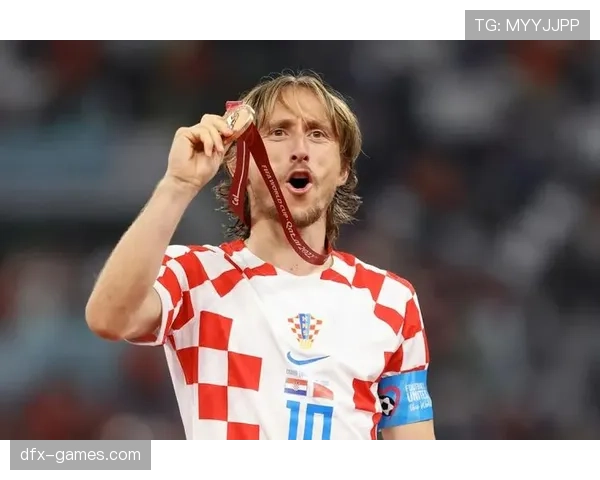 贝肯鲍尔防守艺术重塑足球美学，传奇之路再引关注