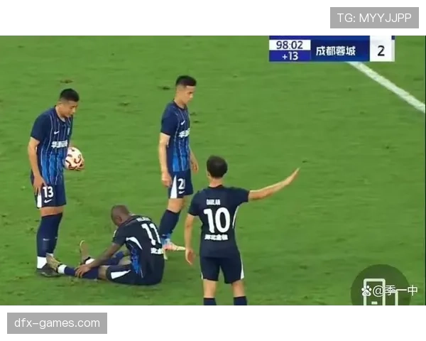 裁判争议判罚引热议，本轮足球赛事走势成焦点