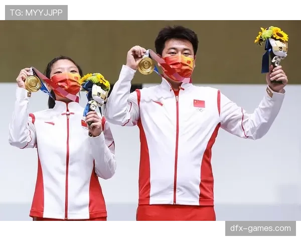 庞伟一身汗还戴着金表去小吃摊点外卖，这反差我消化不了